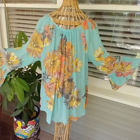 Top NWOT Spense Floral blouse - Picture 4 of 6